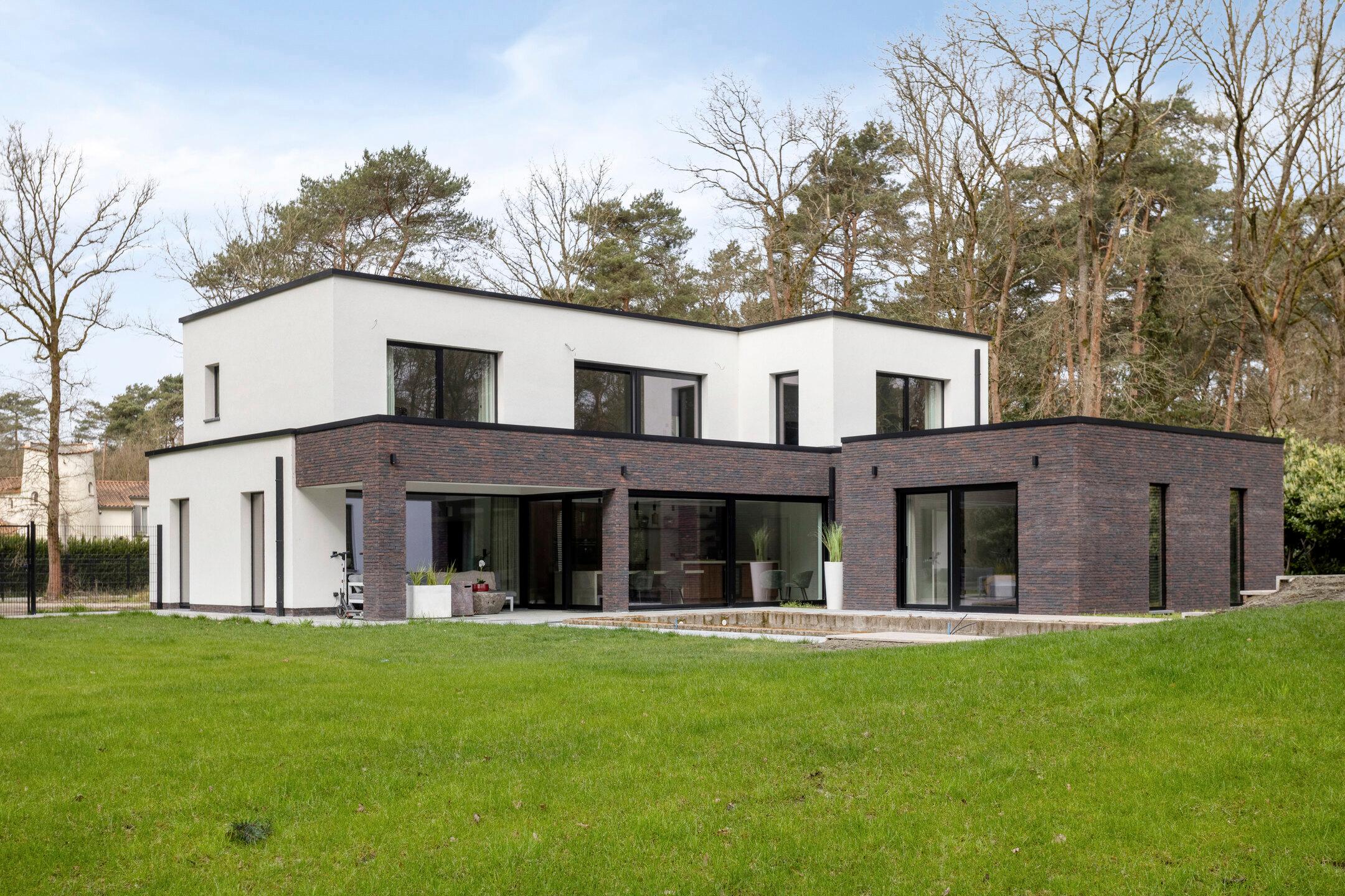 Riante villa met bijgebouw en aangrenzende bouwgrond op uniek perceel 