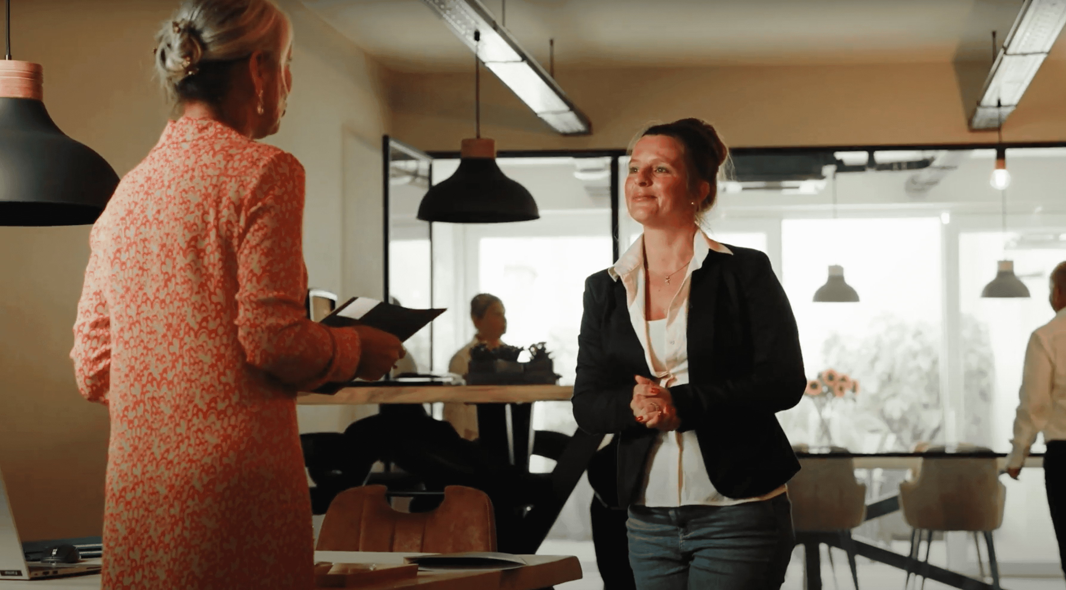 Makelaar aan het werk bij Top Projects in een verhuring