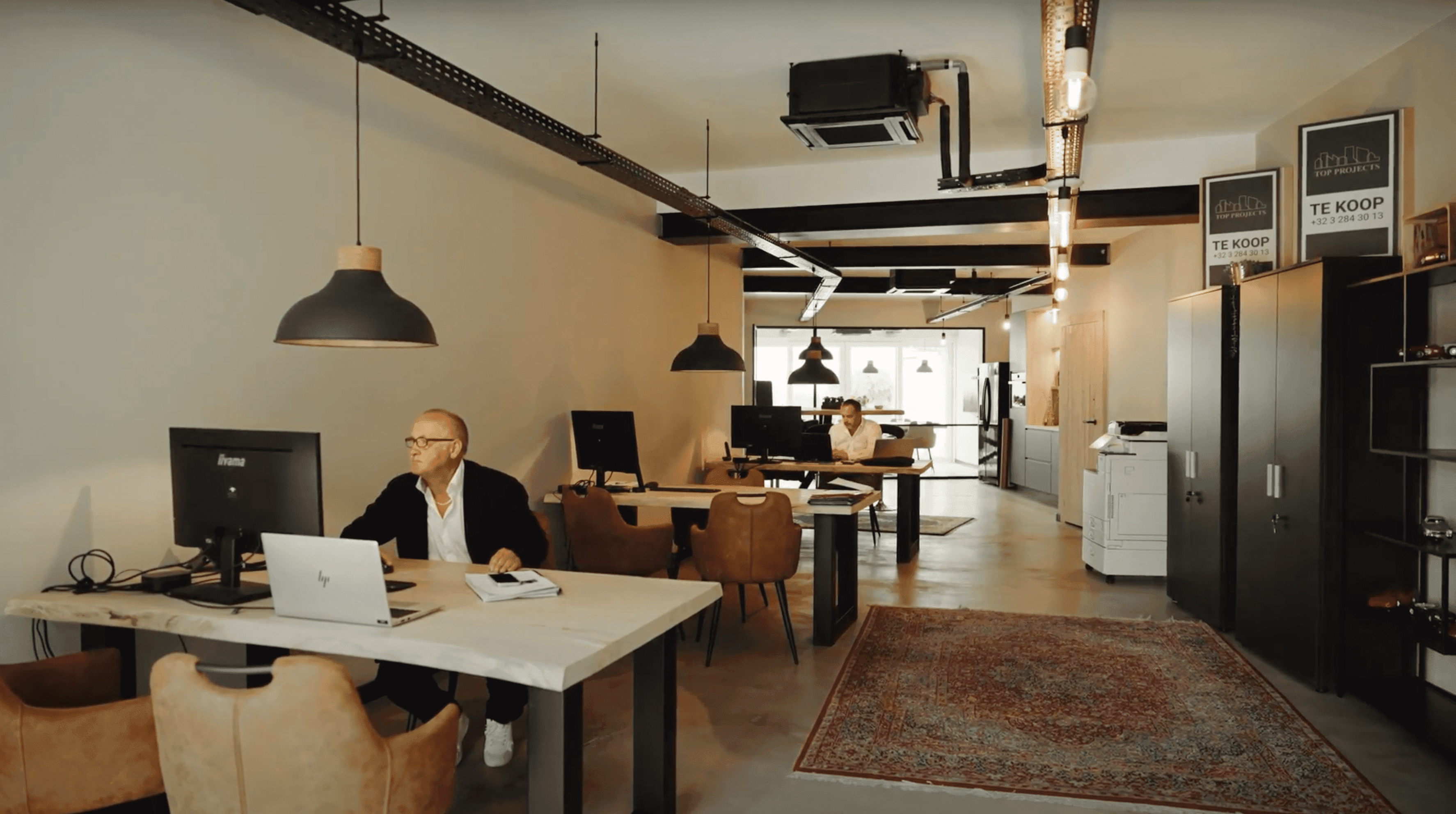 Jan Verheyen achter de computer - zaakvoerder Top Projects